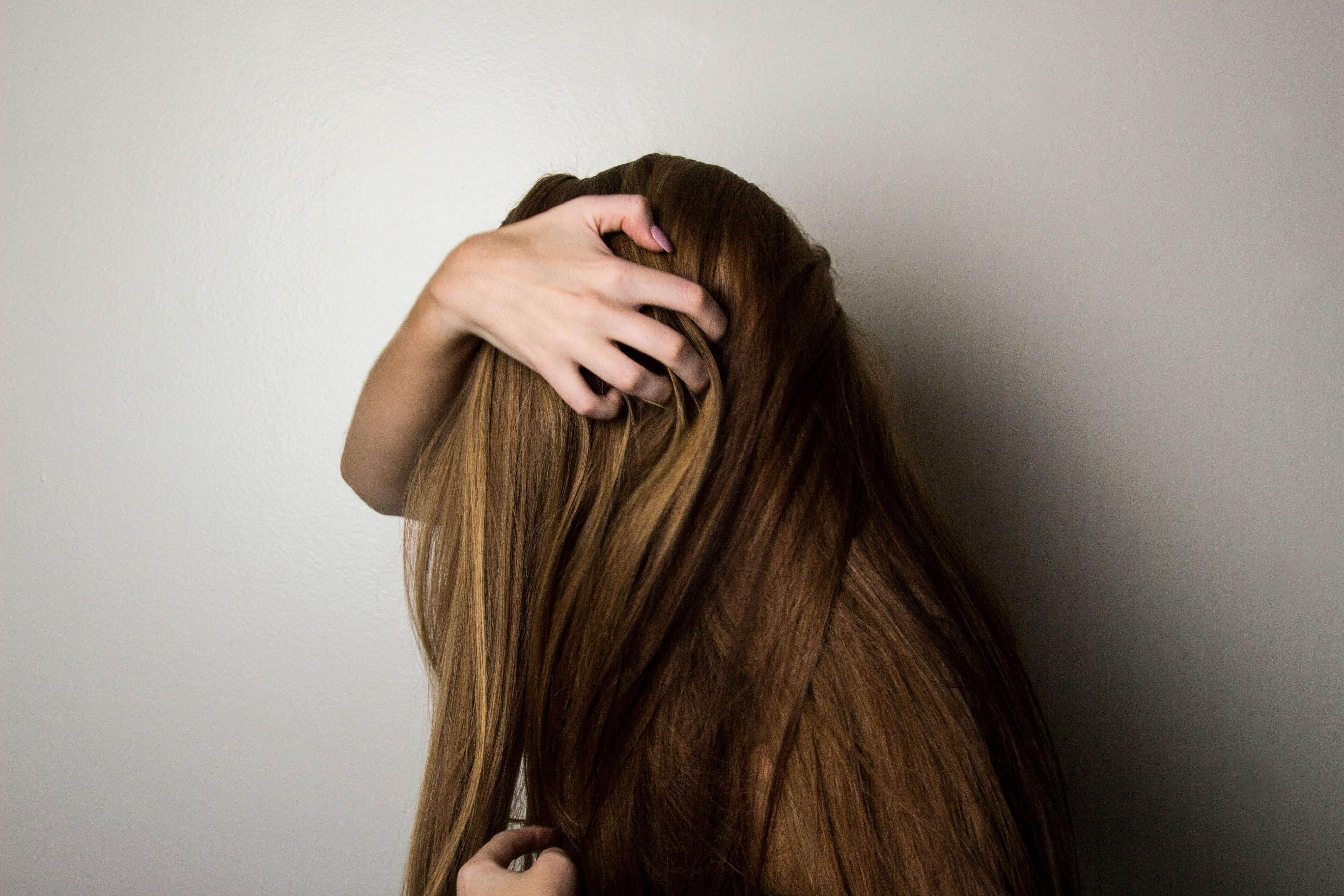 How Much Rosemary Oil for Hair: Safe Dilution, Drops and Routine Guide