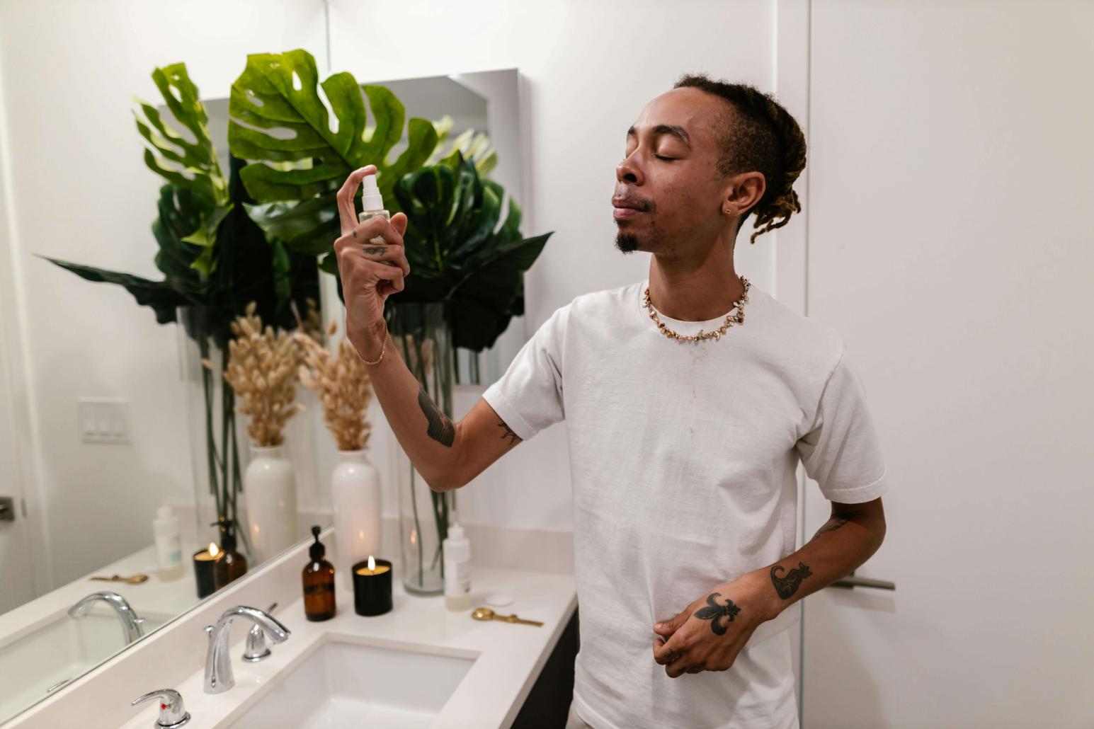 Hydrating Mist: Roman Chamomile Essential Oil for Calm & Glow